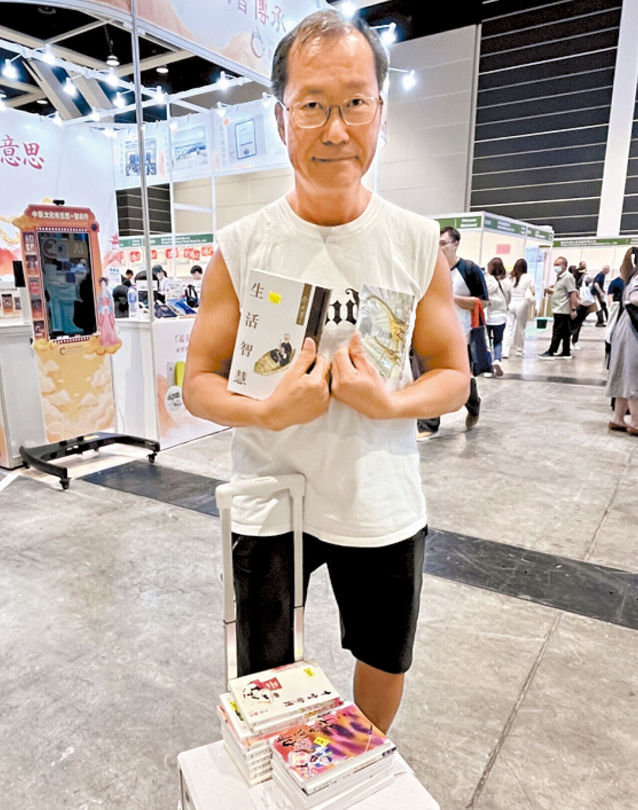謝先生昨第二次到書展,搜羅目標書籍。(顏光輝攝)