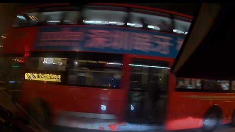 清水灣道九巴疑衝紅燈險攔腰被撞，網民促報警。(FB/車cam L（香港群組）)