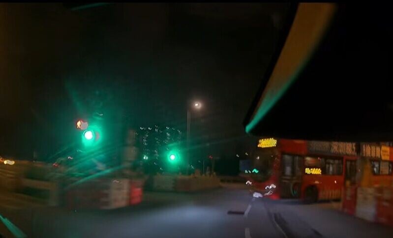 一輛雙層九巴疑未有依照交通燈號,突然橫過路口。(FB/車cam L(香港群組))