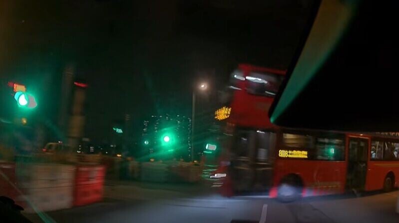 巴士突然橫過路口,就在拍攝車輛前高速掠過。(FB/車cam L(香港群組))