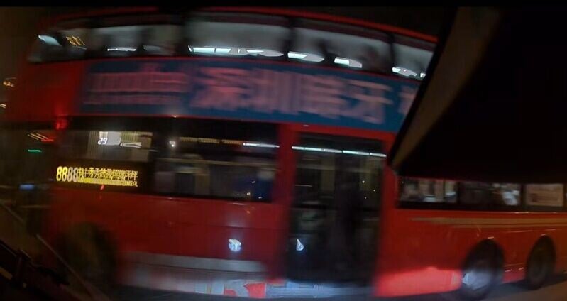 拍攝車輛司機及時急煞車及響按,幸兩車未有相撞。(FB/車cam L(香港群組))