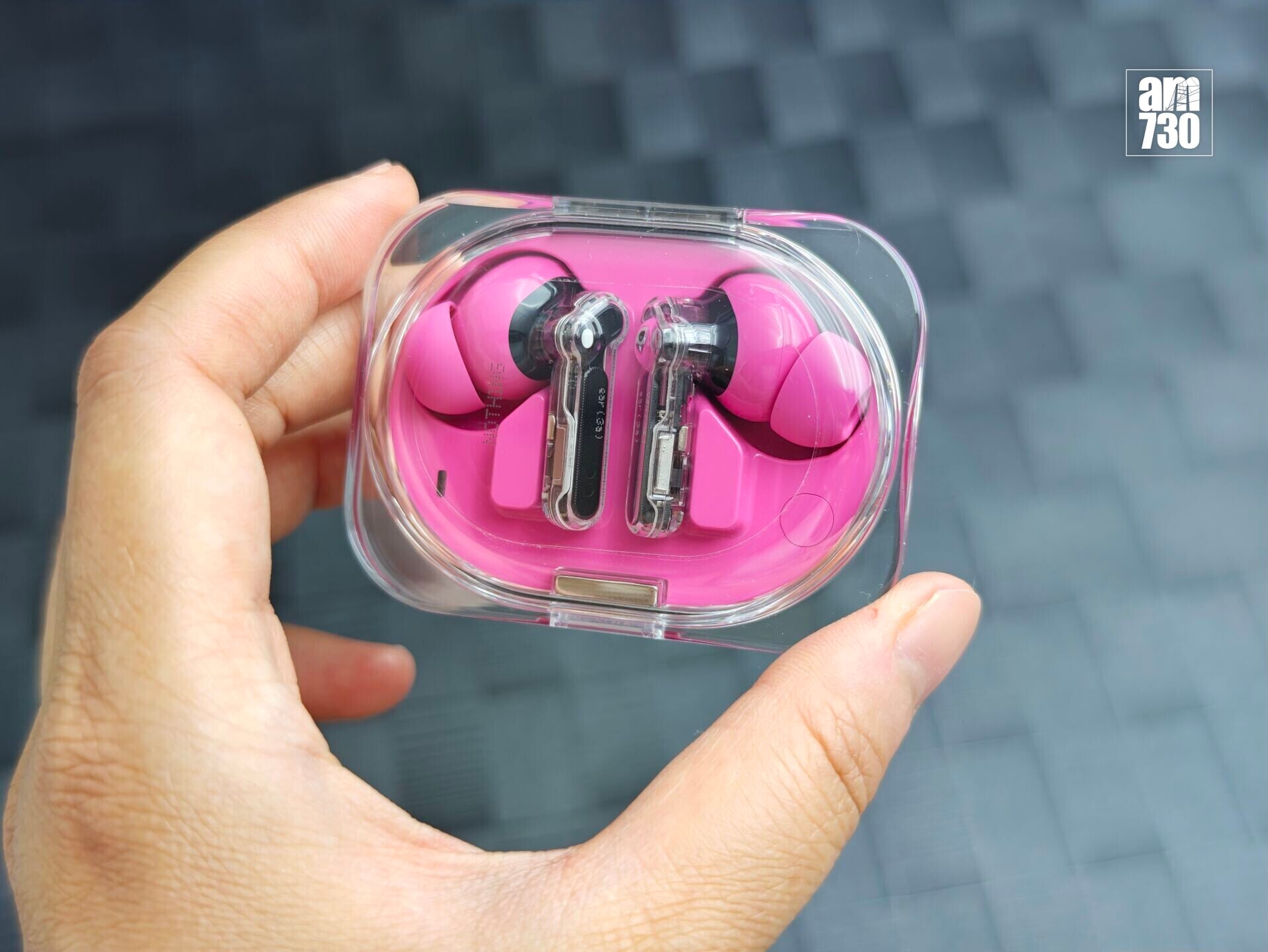 Nothing Ear (3a)藍牙耳機沿用品牌透明設計。