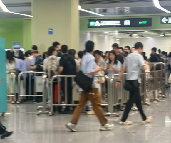 深圳地鐵進站須檢查所有行李物品,多個地鐵站大排長龍。(網上圖片)