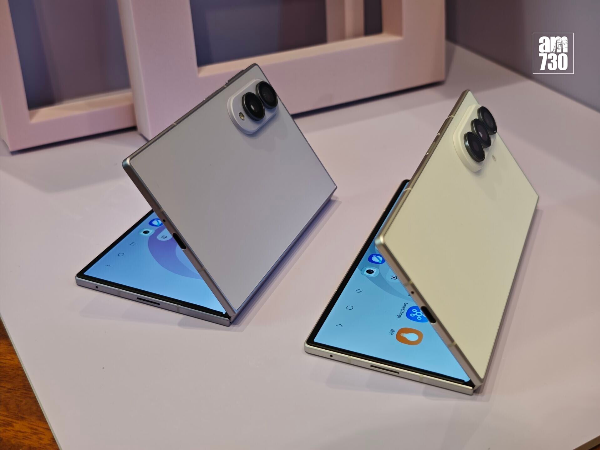 Galaxy Z Fold 8採用加強鉸鏈,開合順暢並可作懸停。