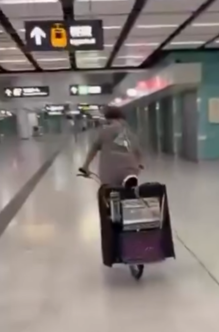 一名男童在港鐵兆康站內踩單車,單車後座綁上兩個大喇叭和播放機。當他駛經拍片者時,操普通話爆粗大喊:「我X你媽的!」(Threads)