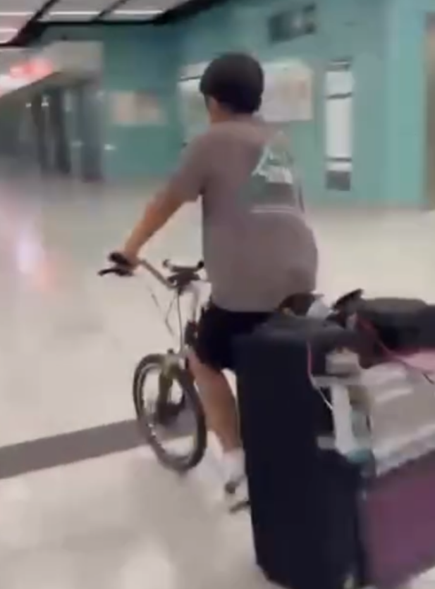 一名男童在港鐵兆康站內踩單車,單車後座綁上兩個大喇叭和播放機。當他駛經拍片者時,操普通話爆粗大喊:「我X你媽的!」(Threads)
