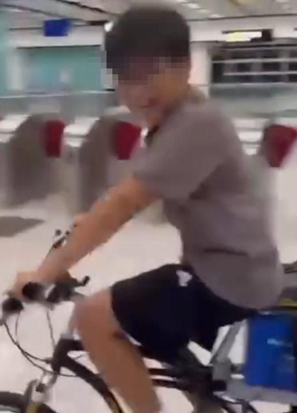 一名男童在港鐵兆康站內踩單車,單車後座綁上兩個大喇叭和播放機。當他駛經拍片者時,操普通話爆粗大喊:「我X你媽的!」(Threads)