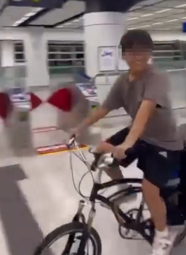一名男童在港鐵兆康站內踩單車,單車後座綁上兩個大喇叭和播放機。當他駛經拍片者時,操普通話爆粗大喊:「我X你媽的!」(Threads)