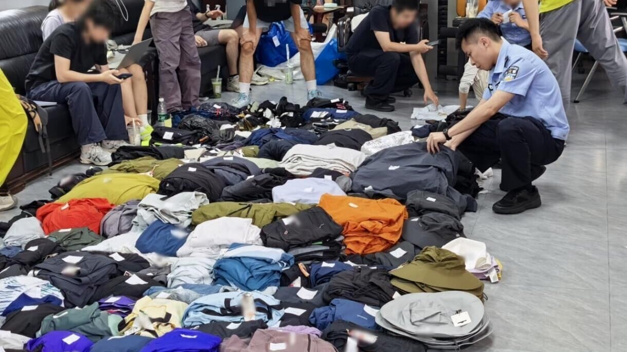 廣州黃埔警方偵破一宗持續盜竊運動品牌服裝案，拘捕一名於多區作案的35歲男子，在其住所起出全新衣服達1,089件，涉案金額逾24萬元人民幣。(網上圖片)
