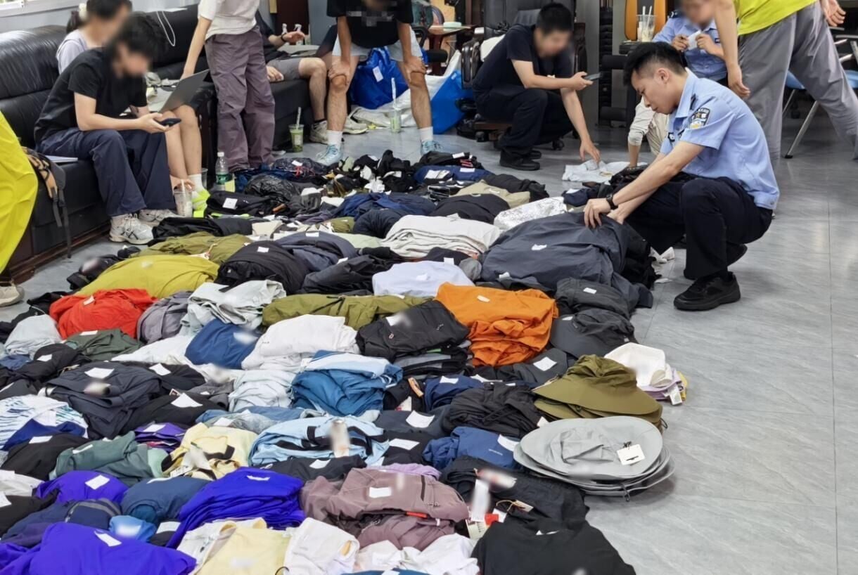 廣州黃埔警方偵破一宗持續盜竊運動品牌服裝案,拘捕一名於多區作案的35歲男子,在其住所起出全新衣服達1,089件,涉案金額逾24萬元人民幣。(網上圖片)