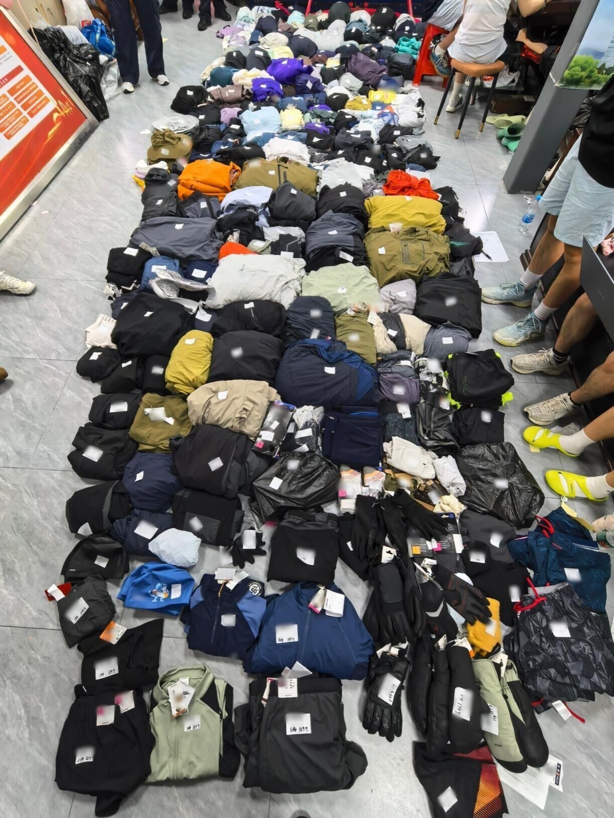 廣州黃埔警方偵破一宗持續盜竊運動品牌服裝案,拘捕一名於多區作案的35歲男子,在其住所起出全新衣服達1,089件,涉案金額逾24萬元人民幣。(網上圖片)