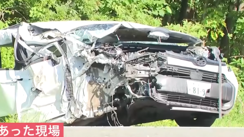 私家車受損嚴重，前碌飛脫。(互聯網)