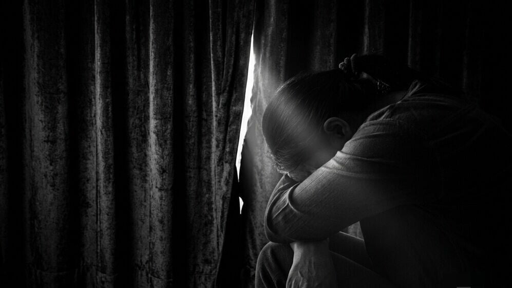 深圳26歲女無M到，驗身驚悉是男兒身，已與男友分手。(AI圖)