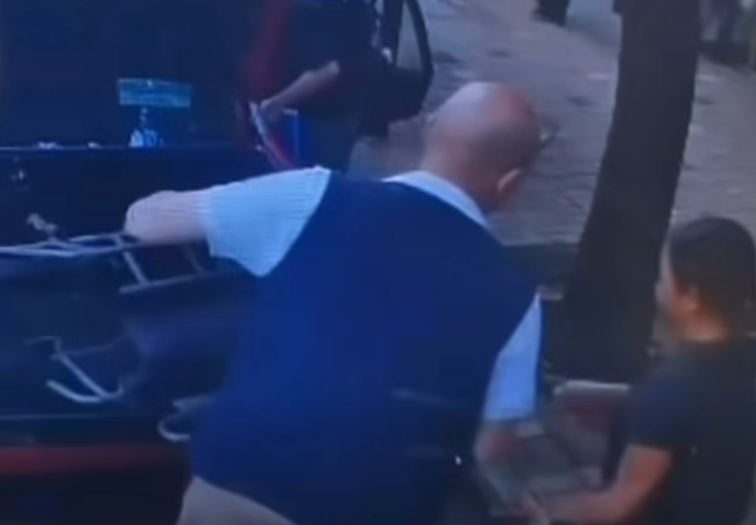 的士司機下車與女傭走到車尾箱位置,司機打開放於車尾箱的輪椅時,疑似掟下輪椅往行人路,及後返回座位。女傭當時已準備伸手接過輪椅,她事後未有投訴,隨即推輪椅繞過樹木到後座,至於中年男子則準備協助長者下車,未有目擊事件發生。(車cam L(香港群組)fb)