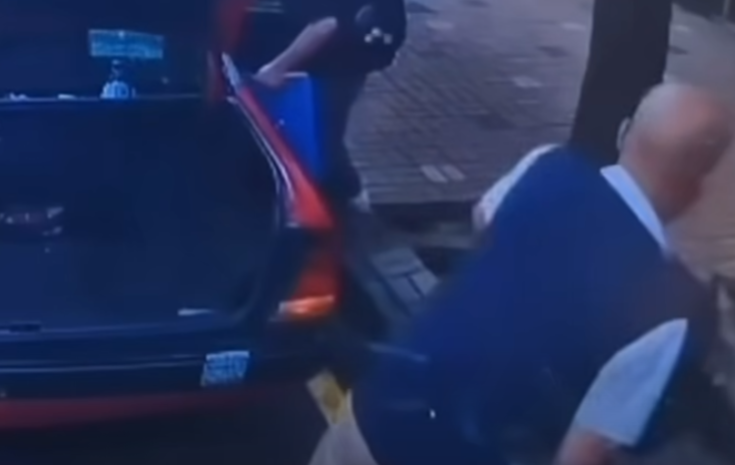 的士司機下車與女傭走到車尾箱位置,司機打開放於車尾箱的輪椅時,疑似掟下輪椅往行人路,及後返回座位。女傭當時已準備伸手接過輪椅,她事後未有投訴,隨即推輪椅繞過樹木到後座,至於中年男子則準備協助長者下車,未有目擊事件發生。(車cam L(香港群組)fb)