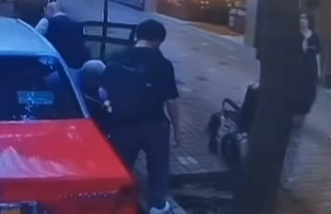 的士司機下車與女傭走到車尾箱位置,司機打開放於車尾箱的輪椅時,疑似掟下輪椅往行人路,及後返回座位。女傭當時已準備伸手接過輪椅,她事後未有投訴,隨即推輪椅繞過樹木到後座,至於中年男子則準備協助長者下車,未有目擊事件發生。(車cam L(香港群組)fb)