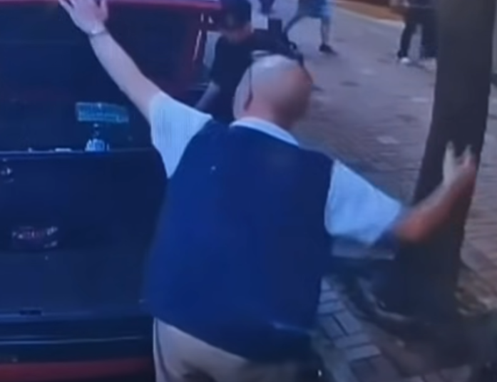 的士司機下車與女傭走到車尾箱位置,司機打開放於車尾箱的輪椅時,疑似掟下輪椅往行人路,及後返回座位。女傭當時已準備伸手接過輪椅,她事後未有投訴,隨即推輪椅繞過樹木到後座,至於中年男子則準備協助長者下車,未有目擊事件發生。(車cam L(香港群組)fb)
