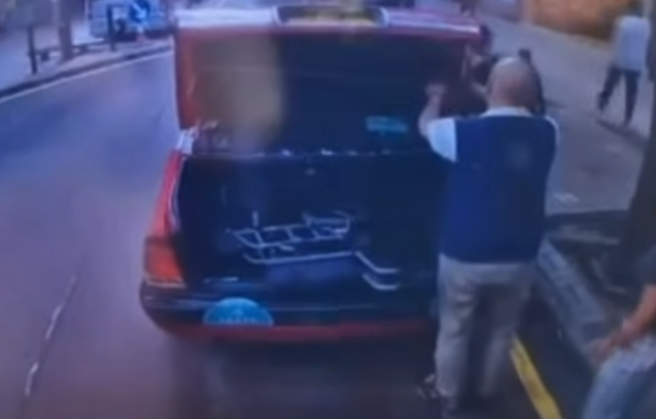 的士司機下車與女傭走到車尾箱位置,司機打開放於車尾箱的輪椅時,疑似掟下輪椅往行人路,及後返回座位。女傭當時已準備伸手接過輪椅,她事後未有投訴,隨即推輪椅繞過樹木到後座,至於中年男子則準備協助長者下車,未有目擊事件發生。(車cam L(香港群組)fb)