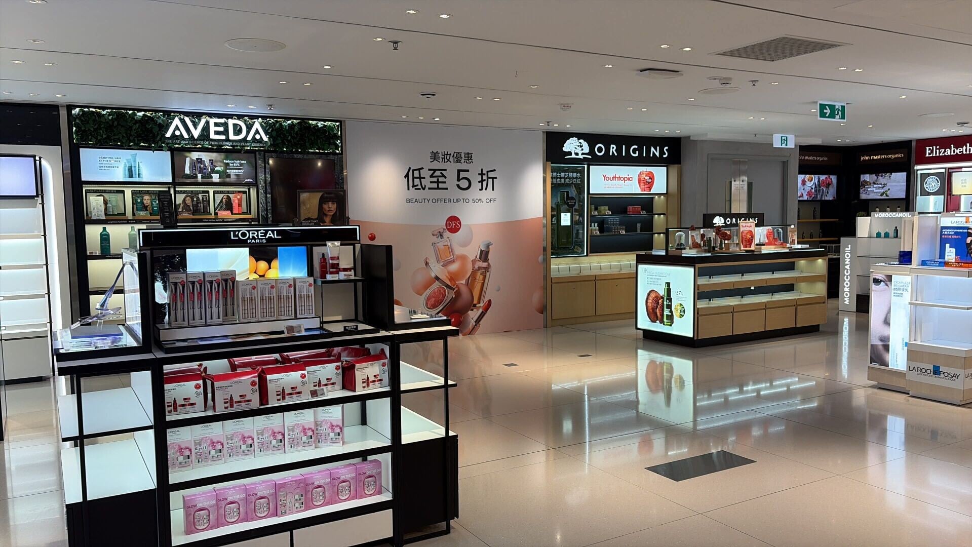 DFS位於尖沙咀廣東道的免稅店,突然進行大規模減價清貨活動。(Threads)