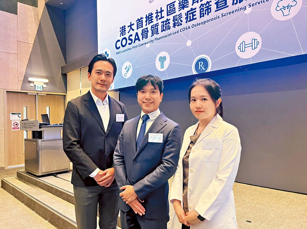 (左起)基督教家庭服務中心服務總監(基層醫療健康服務)江政宇、張正龍及基督教家庭服務中心社區藥劑師古凱琪。