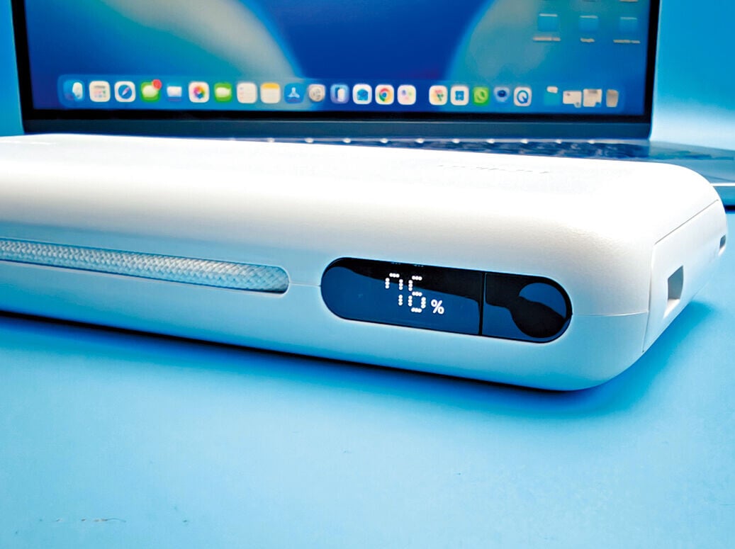 機側設有電量顯示屏及編織充電線。