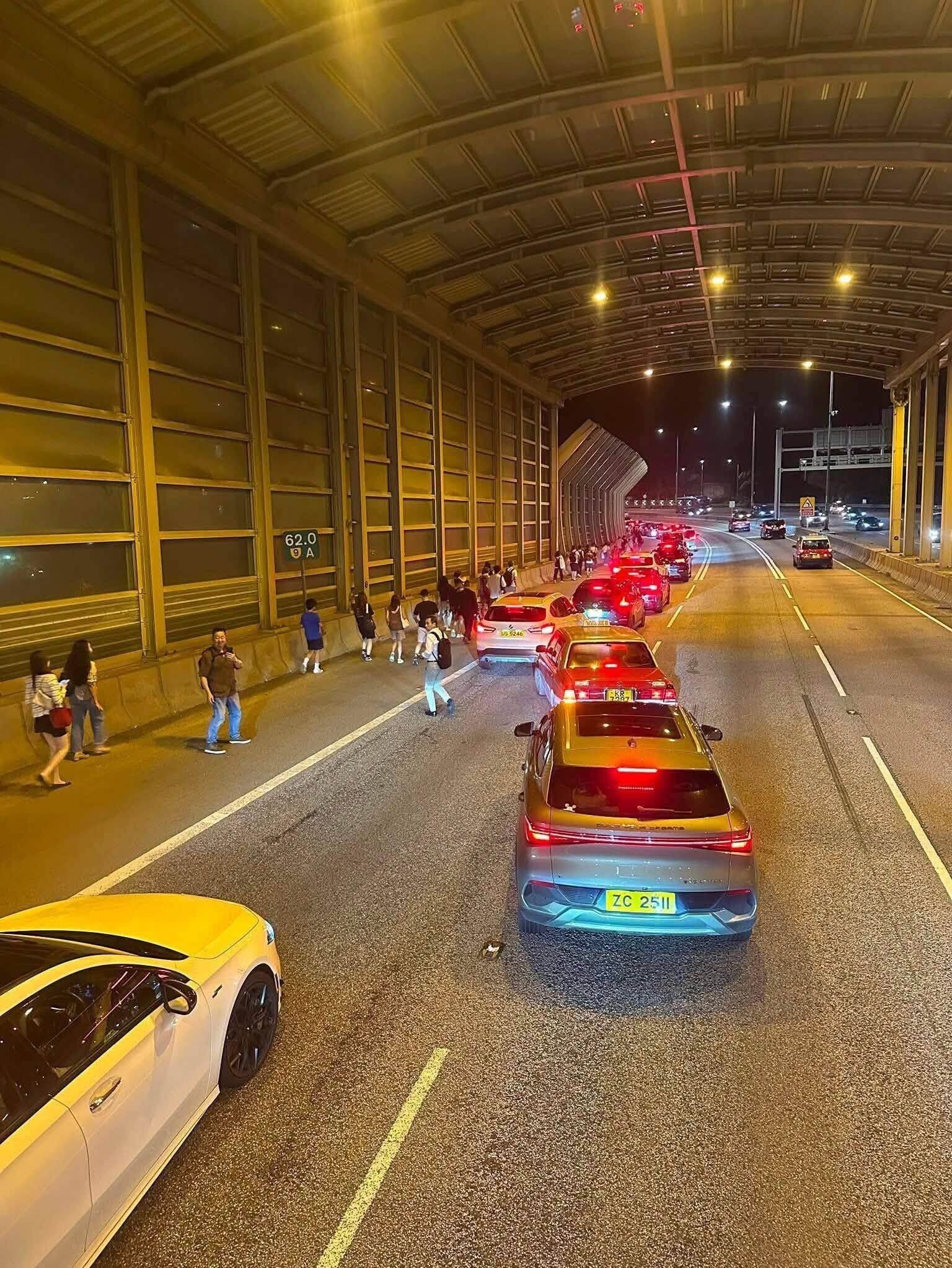 現場交通一度嚴重擠塞。(車cam L(香港群組)FB圖片)