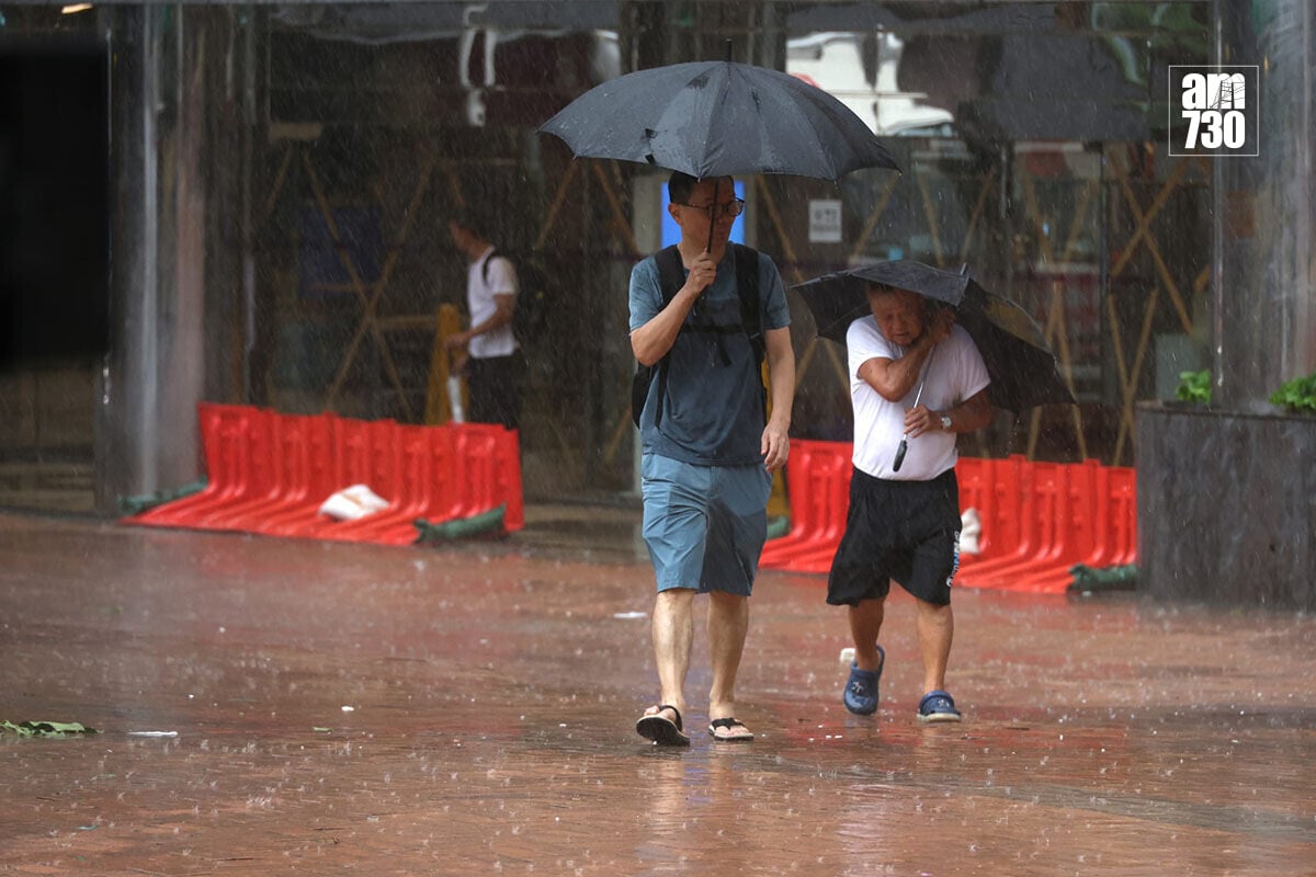 紅霞襲港期間,不少市民在八號西南烈風或暴風信號生效期間仍須外出。(林俊源攝)
