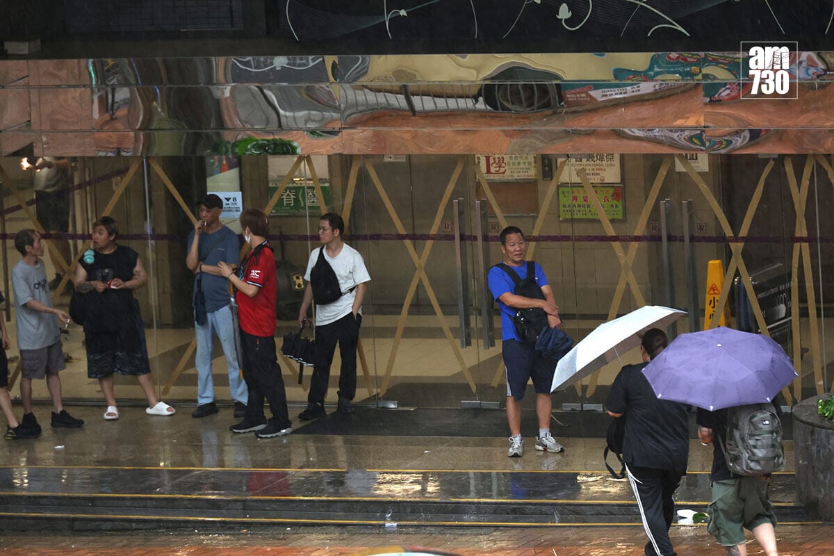 紅霞襲港期間,不少市民在八號西南烈風或暴風信號生效期間仍須外出。(林俊源攝)