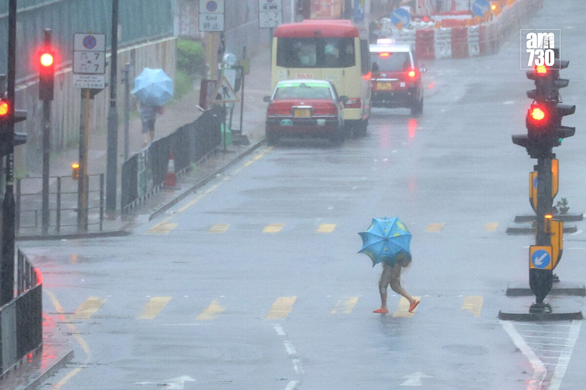 紅霞襲港期間,不少市民在八號西南烈風或暴風信號生效期間仍須外出。(林俊源攝)