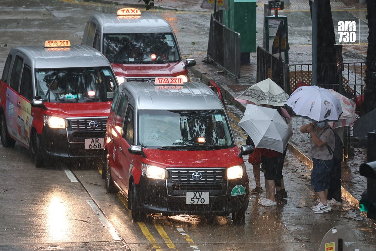 紅霞襲港期間,不少市民在八號西南烈風或暴風信號生效期間仍須外出。(林俊源攝)