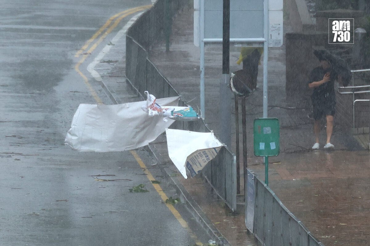 紅霞襲港期間,不少市民在八號西南烈風或暴風信號生效期間仍須外出。(林俊源攝)