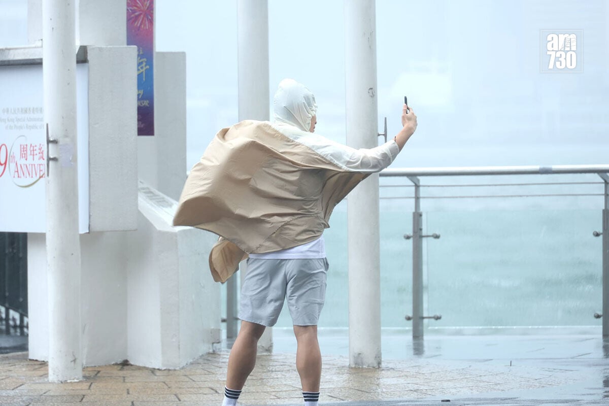 紅霞襲港期間,尖沙咀碼頭一帶風力強勁。(林俊源攝)