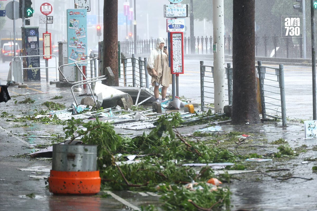 紅霞襲港期間,尖沙咀碼頭一帶風力強勁。(林俊源攝)