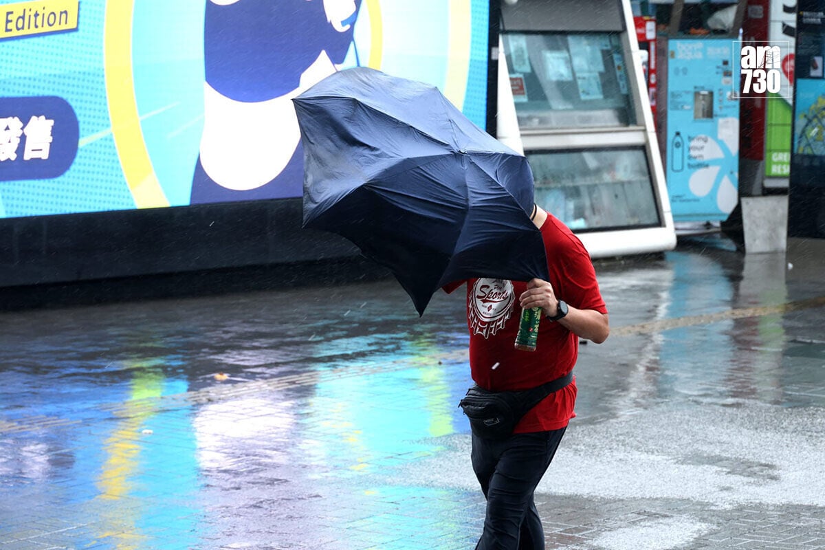 紅霞襲港期間,尖沙咀碼頭一帶風力強勁。(林俊源攝)