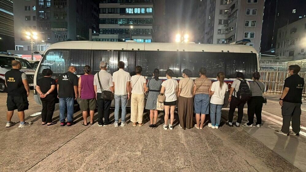 警旺角搗破非法麻雀檔，女負責人及13賭客被捕。(警方圖片)