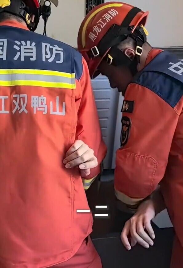 消防首先嘗試拉事主出來,卻未見成效,事主自嘲:「我要是能出來,我就不至於打119」。(微博)