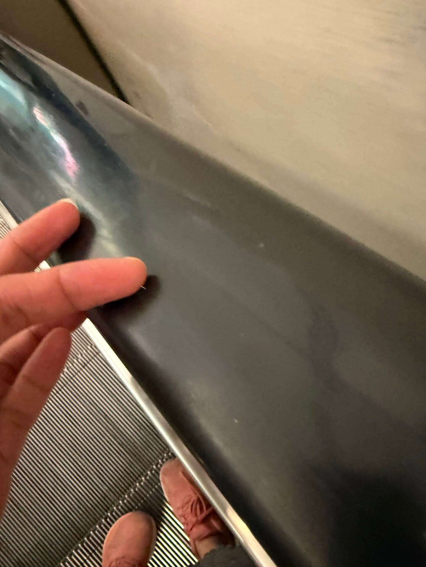 港鐵金鐘站扶手電梯有針狀尖銳物,一名乘客被割傷(Threads)