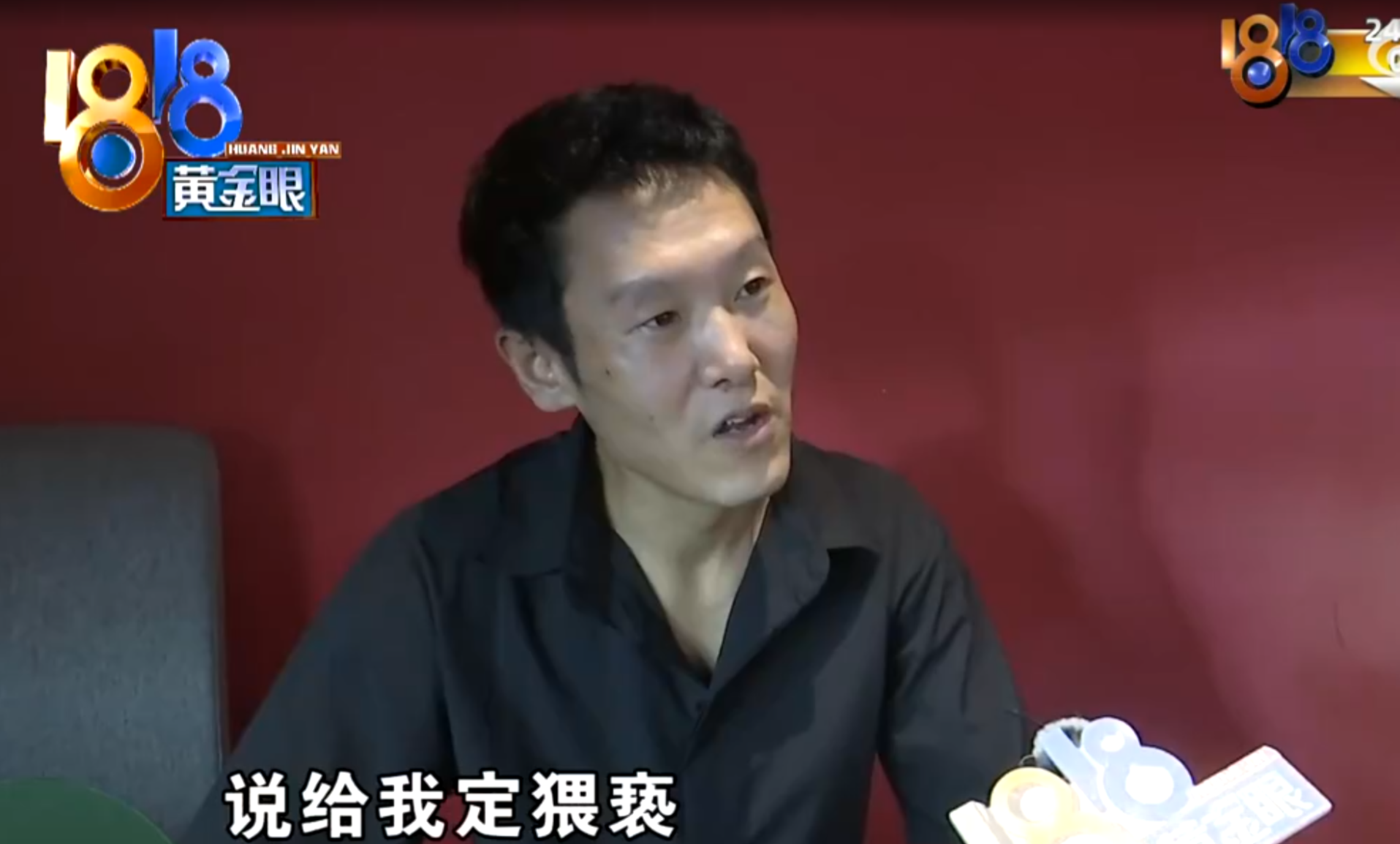 浙江省杭州市男子光顧桌球室期間,拍打女助教臀部,警方依法處以行政拘留處罰。男子卻指事發前曾與助教通過微信聊天,認為雙方在聊天中存在「曖昧互動」(影片截圖)