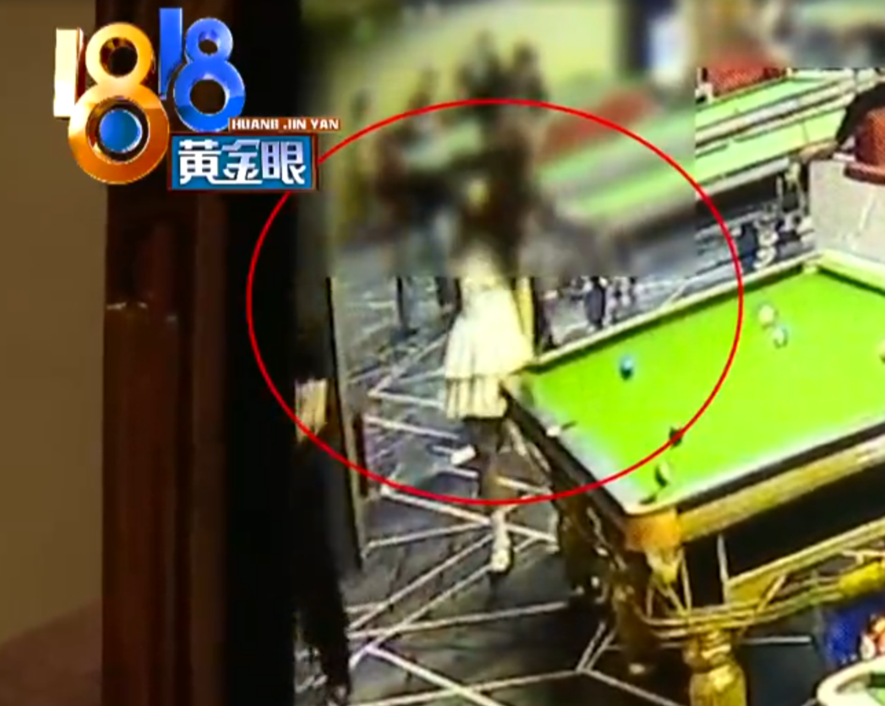 浙江省杭州市男子光顧桌球室期間,拍打女助教臀部,警方依法處以行政拘留處罰。男子卻指事發前曾與助教通過微信聊天,認為雙方在聊天中存在「曖昧互動」(影片截圖)