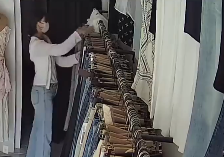 山東省菏澤市一名女子在時裝店試衫期間肚痛,卻未前往洗手間,反而於試身室內「留金」,並把糞便弄到梳化上。(影片截圖)
