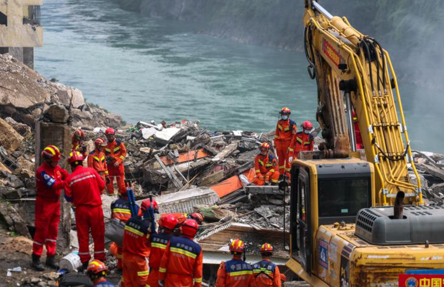 重慶市彭水縣山泥傾瀉,官方公布已造成10人受傷、11人死亡、50人失蹤。(新華社)