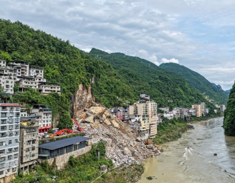 重慶市彭水縣山泥傾瀉,官方公布已造成10人受傷、11人死亡、50人失蹤。(新華社)
