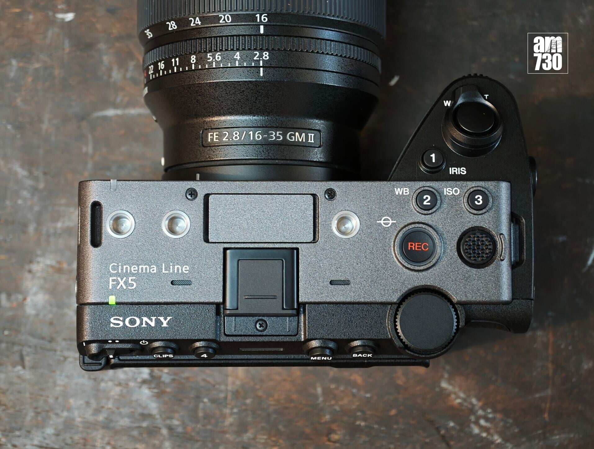 Sony FX5採用平頂設計及新增更多自訂鍵。