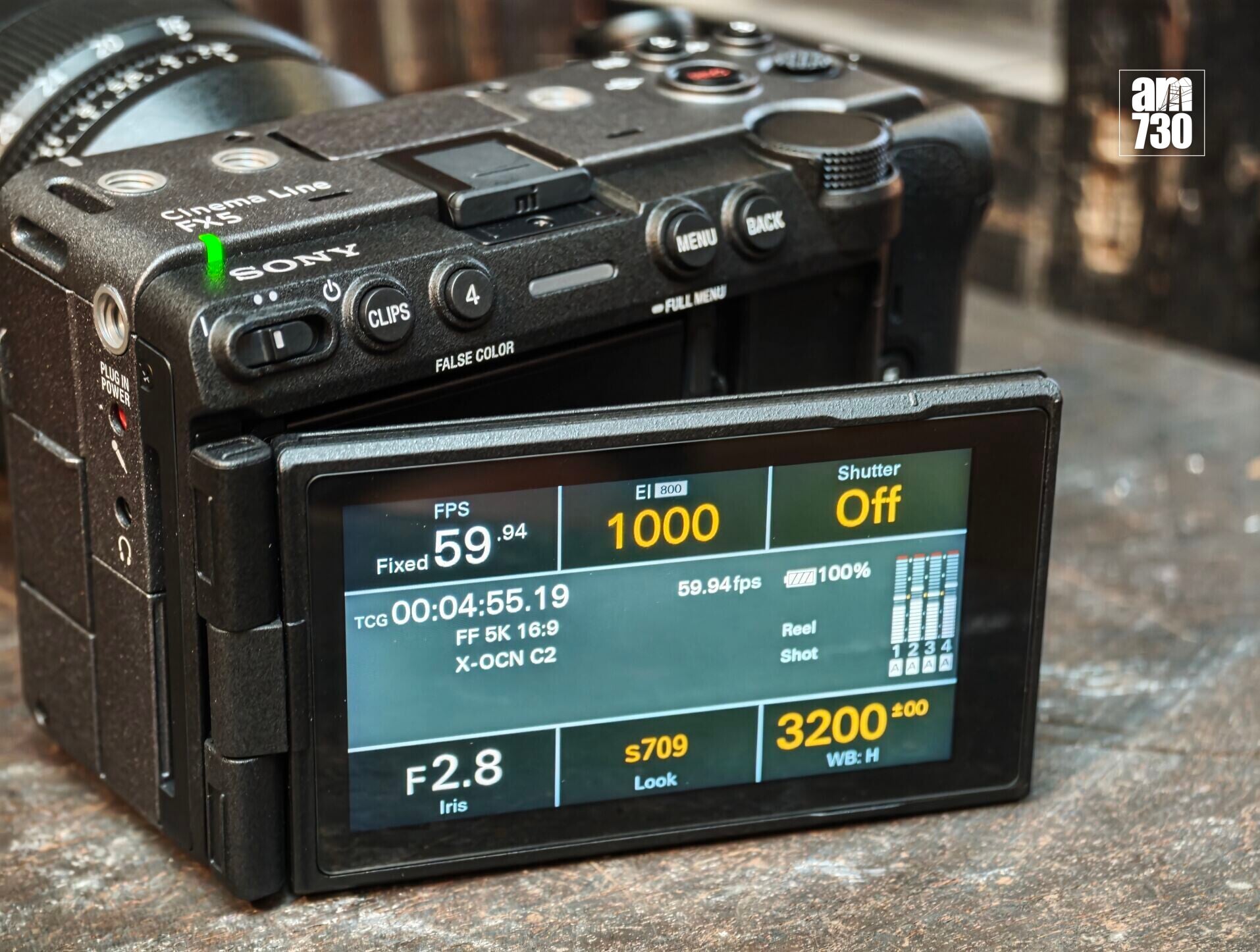 Sony FX5加入觸控式4軸多角度LCD顯示屏幕。