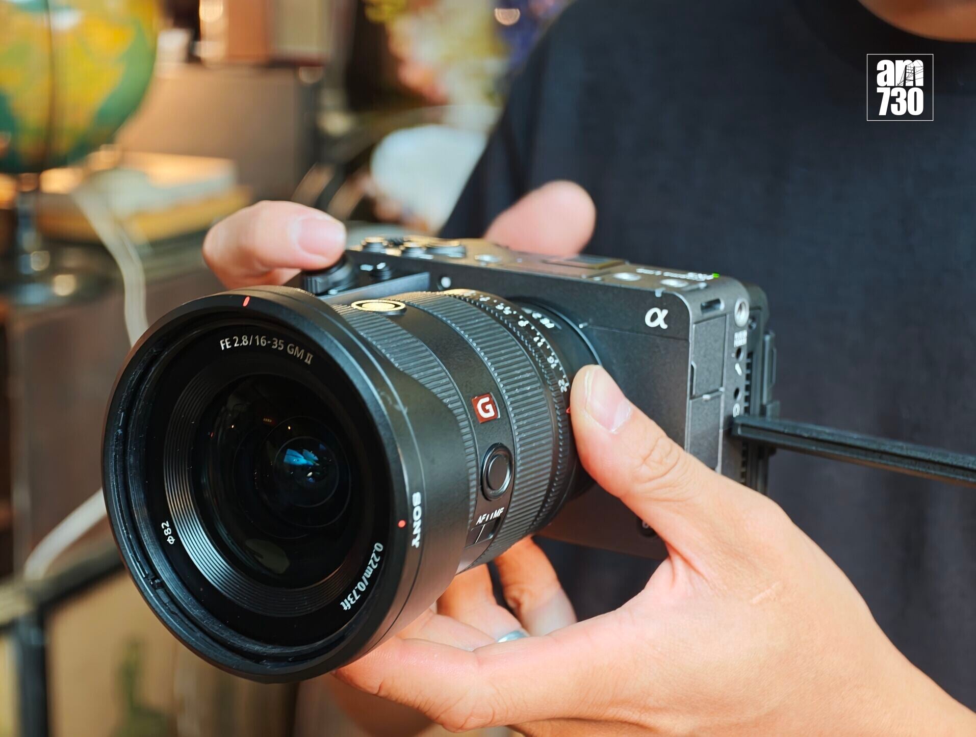 Sony FX5機身輕巧適合手持使用。