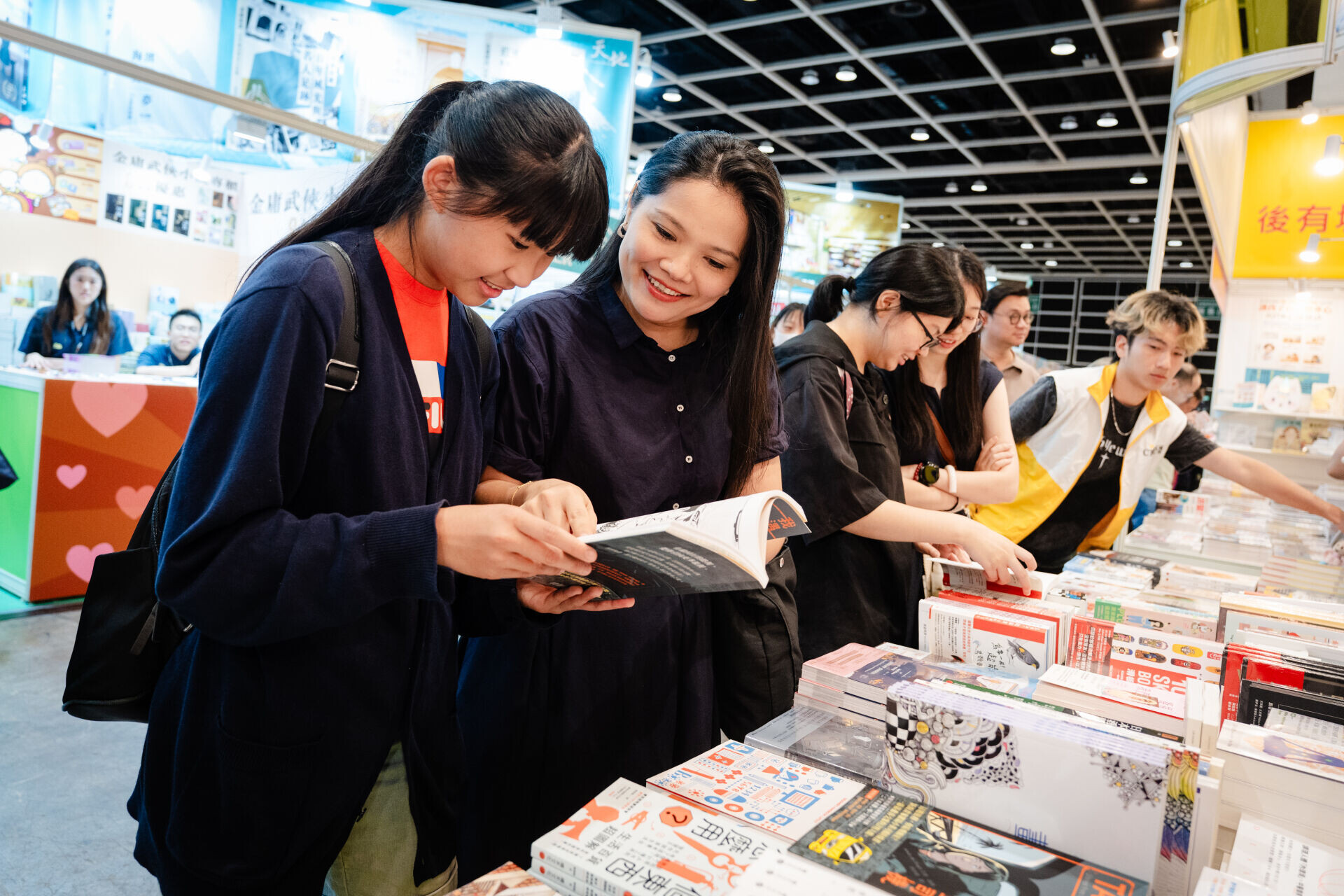 逾 500 名來自社區客廳的會員參觀香港書展,選購喜愛讀物,共度書香盛夏。(信和集團)
