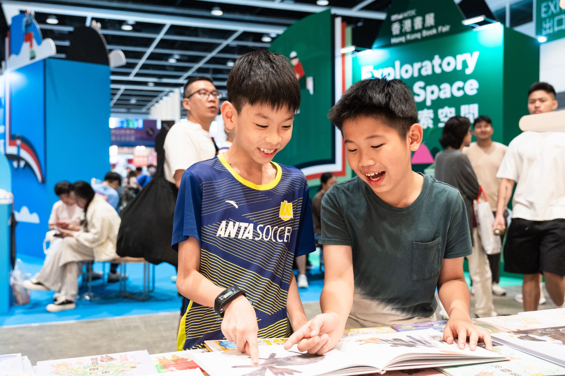 逾 500 名來自社區客廳的會員參觀香港書展,選購喜愛讀物,共度書香盛夏。(信和集團)