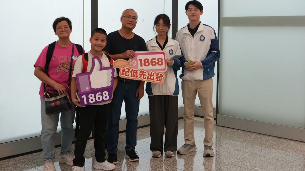 入境處在香港國際機場派發傳單，提醒市民外遊時、尤其是暑假期間的旅遊旺季的注意事項。(入境處提供)