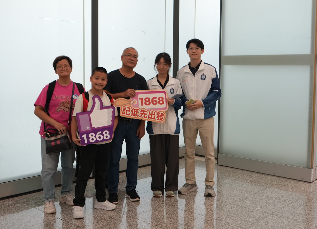 入境處在香港國際機場派發傳單,提醒市民外遊時、尤其是暑假期間的旅遊旺季的注意事項。(入境處提供)