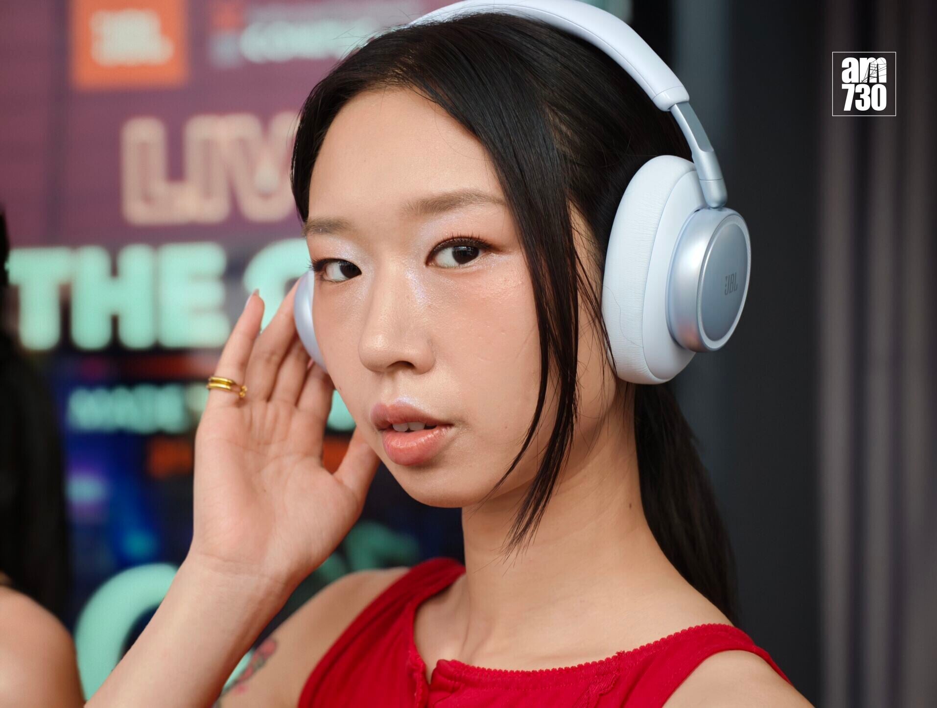 JBL Live 780NC採用包覆式耳罩,備有降噪功能。
